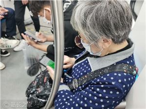 从微信到抖音，互联网正在“讨好”老年人